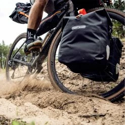 Ortlieb Gravel-Pack Bikepacking-Taschen Vorderrad (Paar) - wasserdichte Fahrradtaschen für Abenteuer 13 Ortlieb Gravel-Pack Bikepacking-Taschen Vorderrad (Paar) - wasserdichte Fahrradtaschen für Abenteuer -E-Bikes Verkaufsgeschäft ortlieb gravel pack fahrrad packtasche vorderrad 2020 306645 i