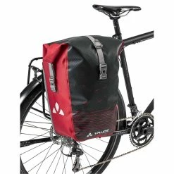 VAUDE Aqua Back Print Einzelne Fahrradtasche | Wasserdichte Packtasche für Radfahrer 8 VAUDE Aqua Back Print Einzelne Fahrradtasche | Wasserdichte Packtasche für Radfahrer -E-Bikes Verkaufsgeschäft vaude aqua back print single fahrradtasche schwarz rot 2022 310532 d